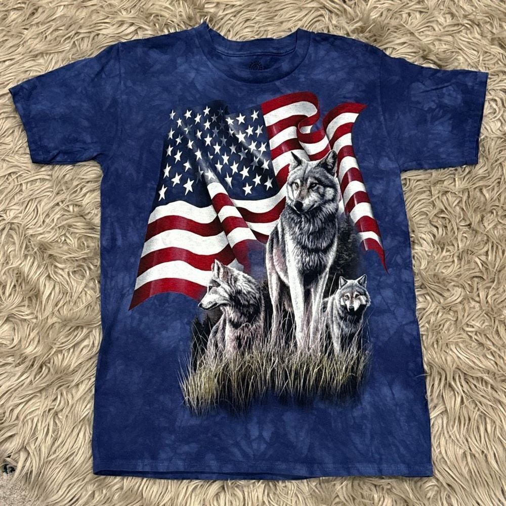 The Mountain Wolf and American flag shirt small